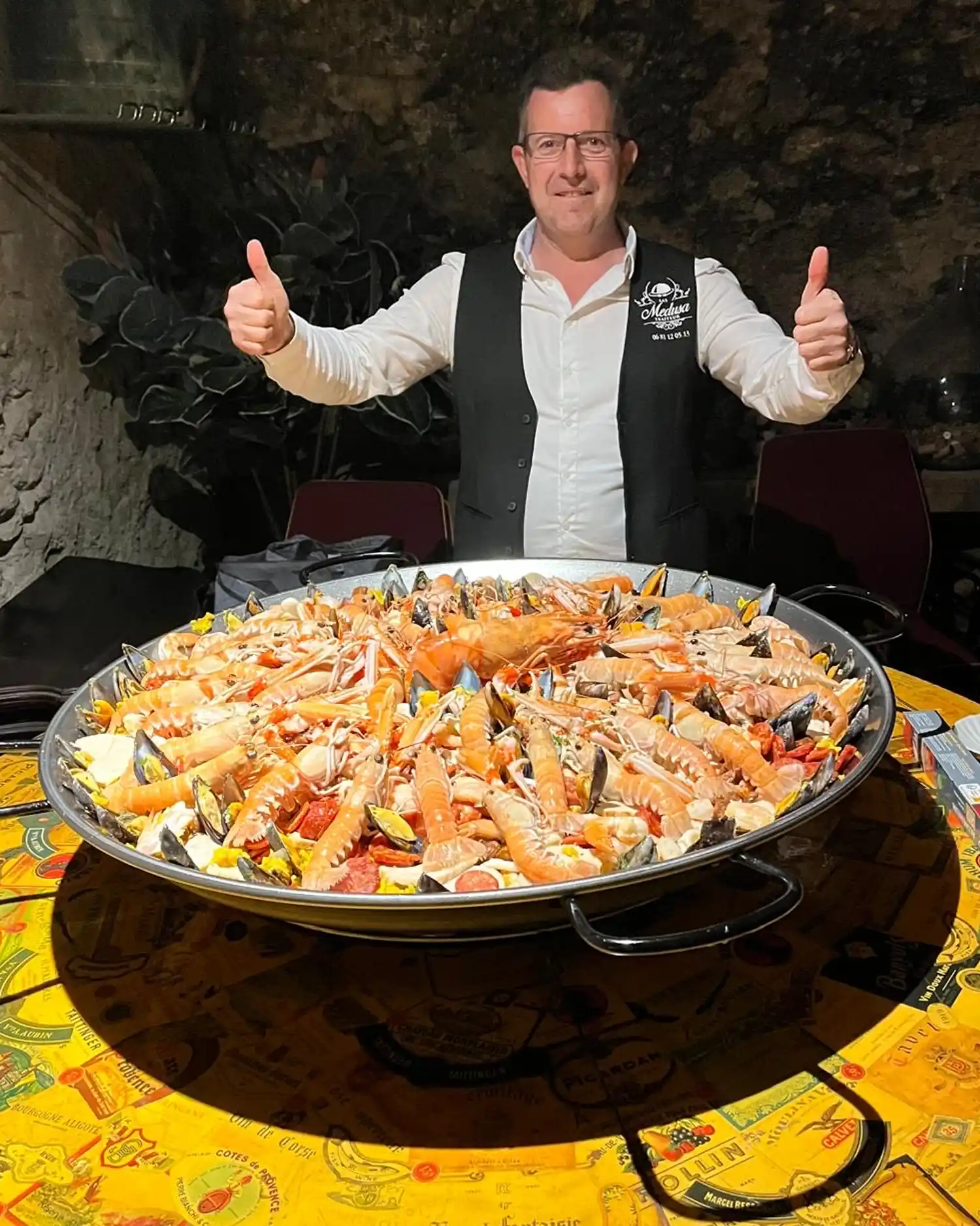 Traiteur présentant sa pour paella à Cap d'Ail, Monaco et Nice