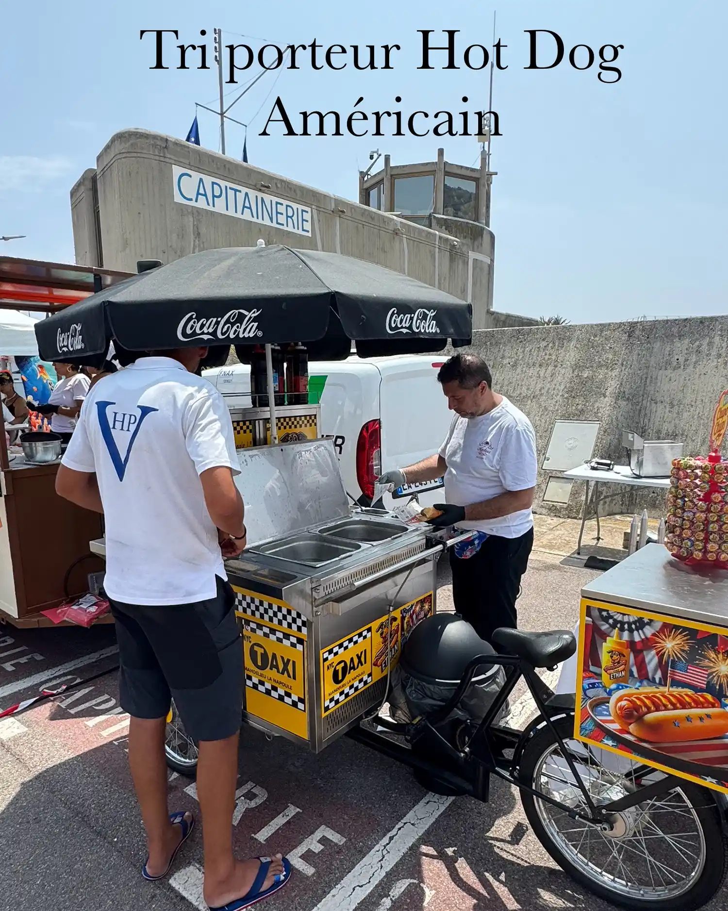 Triporteur de hot dog américain à la capitainerie de Cap d'Ail