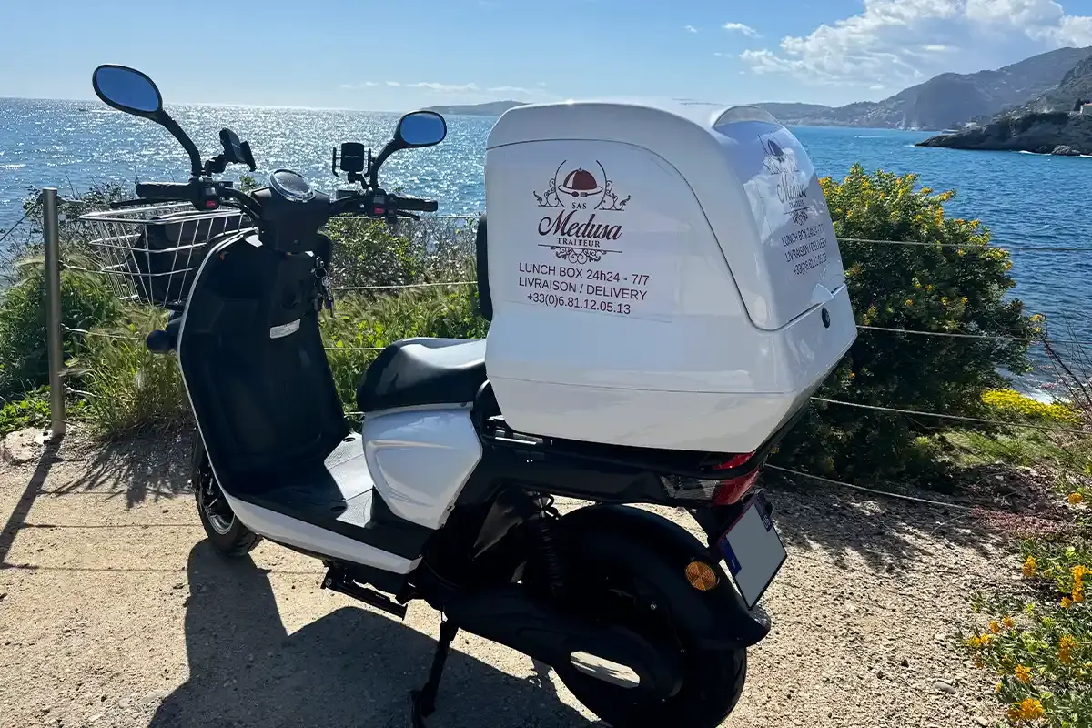 Scooter électrique Medusa de Medusa pour la livraison à domicile à Cap d'Ail et Monaco